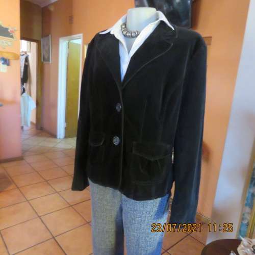 Stunning black velveteen long sleeve fully lined jacket by Truworths size 40 to 42.In stretch cotton