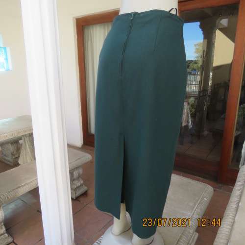 Elegant hunters green ankle length pencil skirt by MERIEN HALL size 40/16.Fully lined.Bandless.