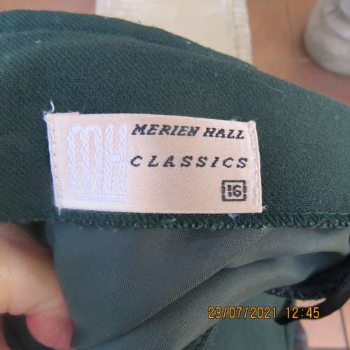 Elegant hunters green ankle length pencil skirt by MERIEN HALL size 40/16.Fully lined.Bandless.
