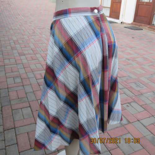 Vintage permanent pleated checked firm polyester calf length skirt by TERSEL size 40 to 42.As new.