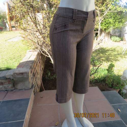 Classic light brown striped cropped pants in firm polycotton stretch fabric.Size 32/8. As new.