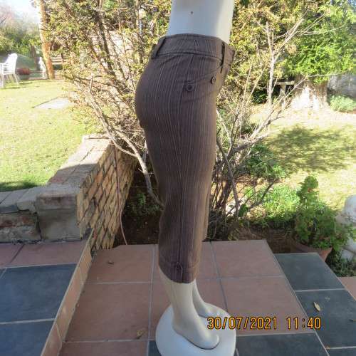 Classic light brown striped cropped pants in firm polycotton stretch fabric.Size 32/8. As new.