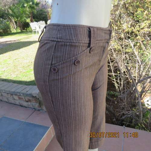 Classic light brown striped cropped pants in firm polycotton stretch fabric.Size 32/8. As new.