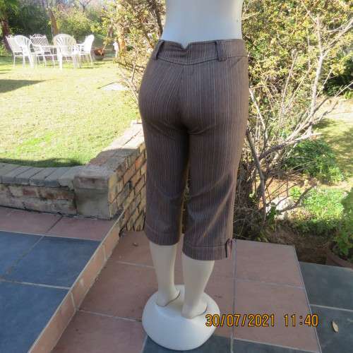 Classic light brown striped cropped pants in firm polycotton stretch fabric.Size 32/8. As new.