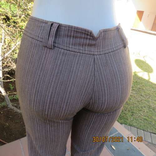 Classic light brown striped cropped pants in firm polycotton stretch fabric.Size 32/8. As new.
