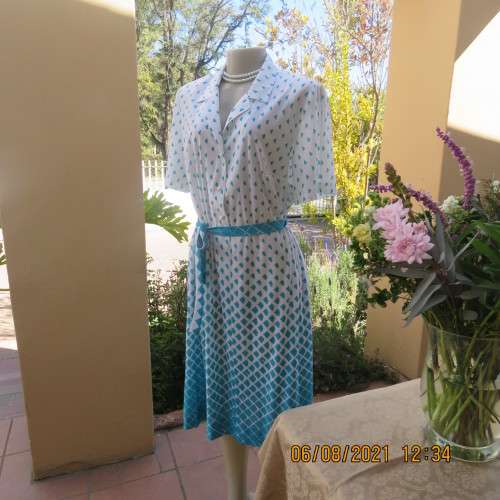 Smat,comfy eighties vintage dress by Miss LYNN by MANTATTAN size 44/20.White/turquoise.As new