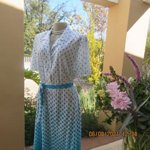 Smat,comfy eighties vintage dress by Miss LYNN by MANTATTAN size 44/20.White/turquoise.As new