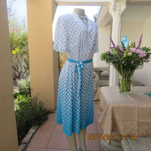 Smat,comfy eighties vintage dress by Miss LYNN by MANTATTAN size 44/20.White/turquoise.As new