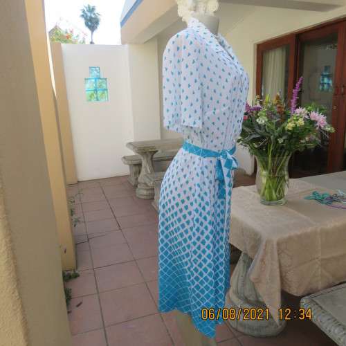 Smat,comfy eighties vintage dress by Miss LYNN by MANTATTAN size 44/20.White/turquoise.As new