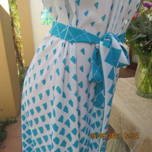 Smat,comfy eighties vintage dress by Miss LYNN by MANTATTAN size 44/20.White/turquoise.As new
