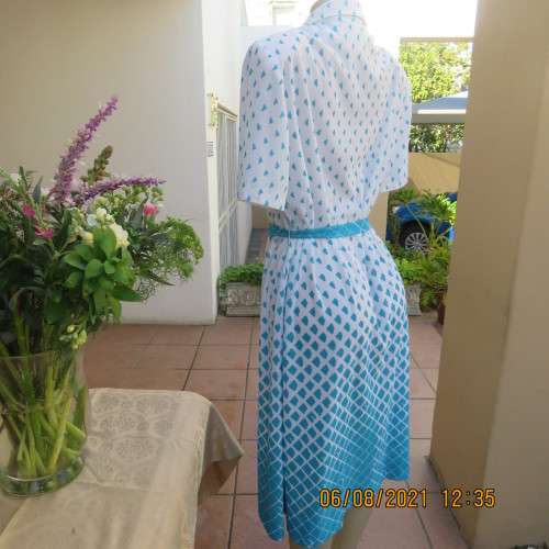 Smat,comfy eighties vintage dress by Miss LYNN by MANTATTAN size 44/20.White/turquoise.As new