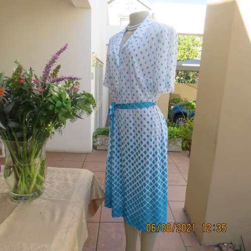 Smat,comfy eighties vintage dress by Miss LYNN by MANTATTAN size 44/20.White/turquoise.As new