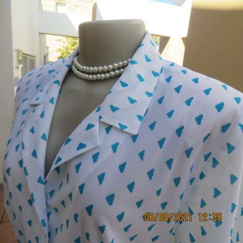 Smat,comfy eighties vintage dress by Miss LYNN by MANTATTAN size 44/20.White/turquoise.As new