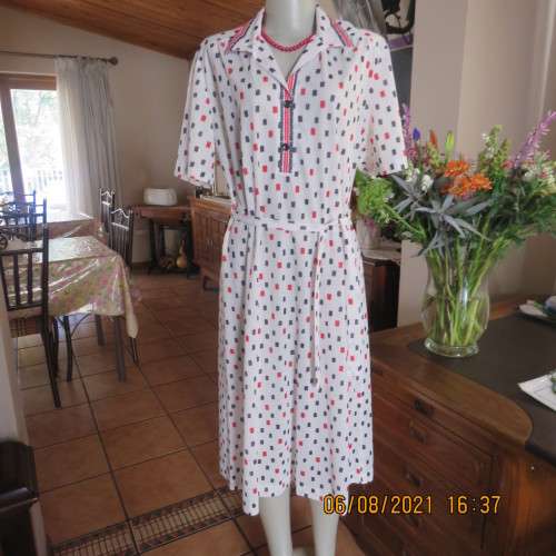 Stunning 80`s vintage dress.White with black/red pattern.Collar border.By LYNN by MANHATTAN.Size 44