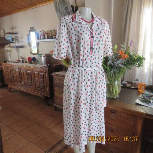 Stunning 80`s vintage dress.White with black/red pattern.Collar border.By LYNN by MANHATTAN.Size 44