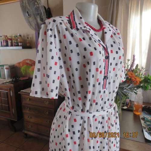 Stunning 80`s vintage dress.White with black/red pattern.Collar border.By LYNN by MANHATTAN.Size 44