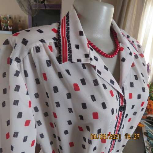 Stunning 80`s vintage dress.White with black/red pattern.Collar border.By LYNN by MANHATTAN.Size 44