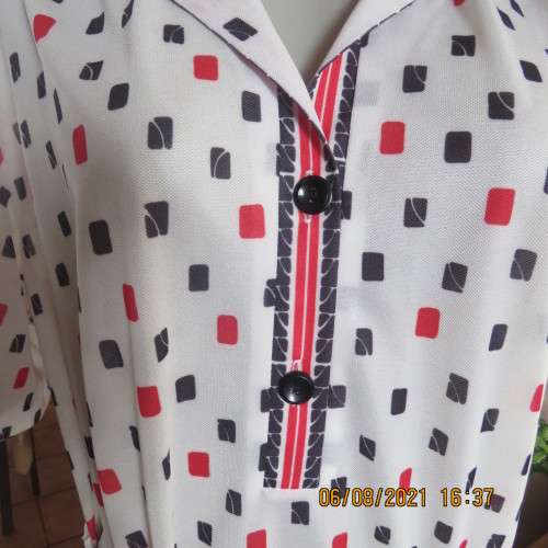 Stunning 80`s vintage dress.White with black/red pattern.Collar border.By LYNN by MANHATTAN.Size 44