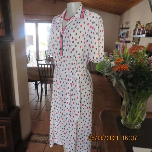 Stunning 80`s vintage dress.White with black/red pattern.Collar border.By LYNN by MANHATTAN.Size 44