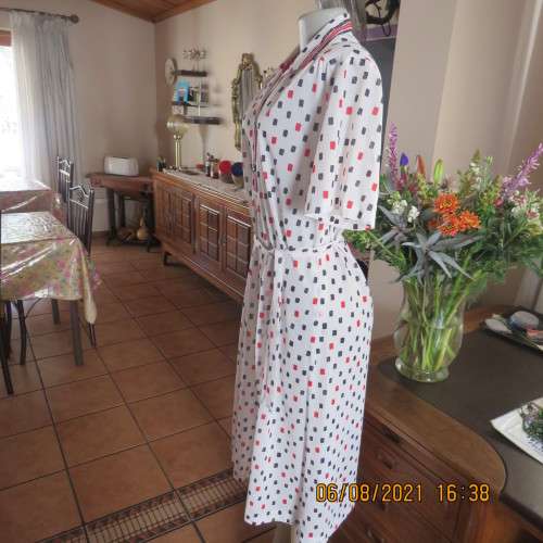 Stunning 80`s vintage dress.White with black/red pattern.Collar border.By LYNN by MANHATTAN.Size 44