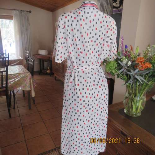 Stunning 80`s vintage dress.White with black/red pattern.Collar border.By LYNN by MANHATTAN.Size 44