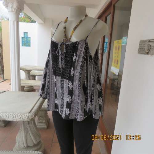 Pretty cool monochrome patterned vertical striped top with naked shoulders.By 40/16 by HEY BETTY.