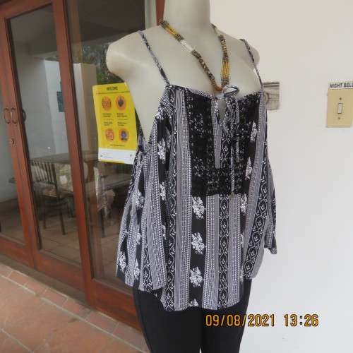 Pretty cool monochrome patterned vertical striped top with naked shoulders.By 40/16 by HEY BETTY.