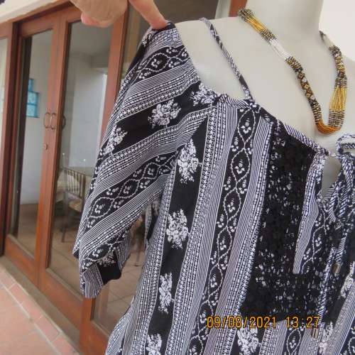 Pretty cool monochrome patterned vertical striped top with naked shoulders.By 40/16 by HEY BETTY.