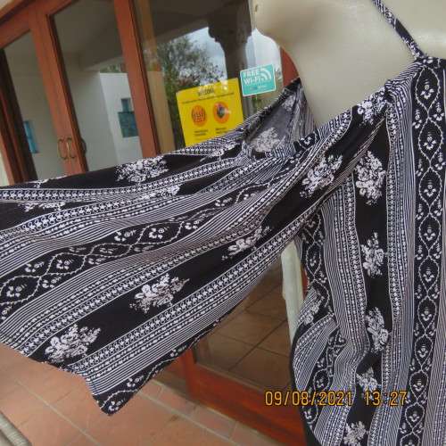 Pretty cool monochrome patterned vertical striped top with naked shoulders.By 40/16 by HEY BETTY.