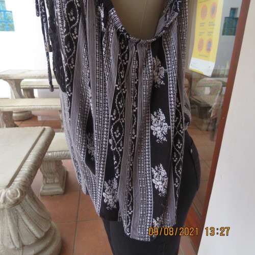 Pretty cool monochrome patterned vertical striped top with naked shoulders.By 40/16 by HEY BETTY.