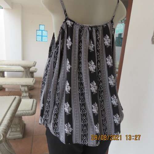 Pretty cool monochrome patterned vertical striped top with naked shoulders.By 40/16 by HEY BETTY.