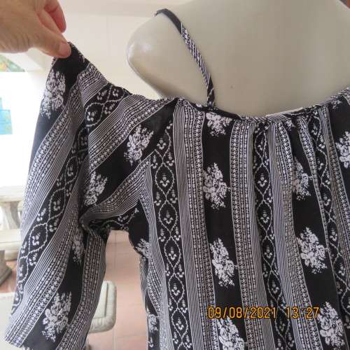 Pretty cool monochrome patterned vertical striped top with naked shoulders.By 40/16 by HEY BETTY.