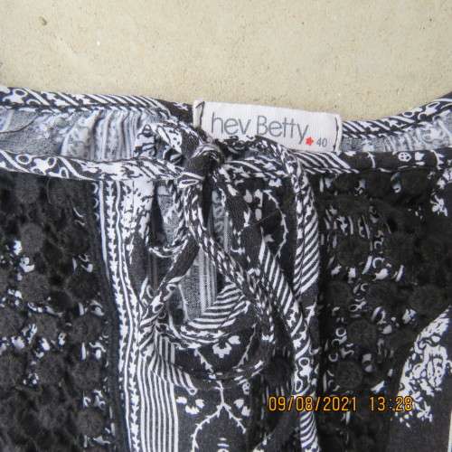 Pretty cool monochrome patterned vertical striped top with naked shoulders.By 40/16 by HEY BETTY.