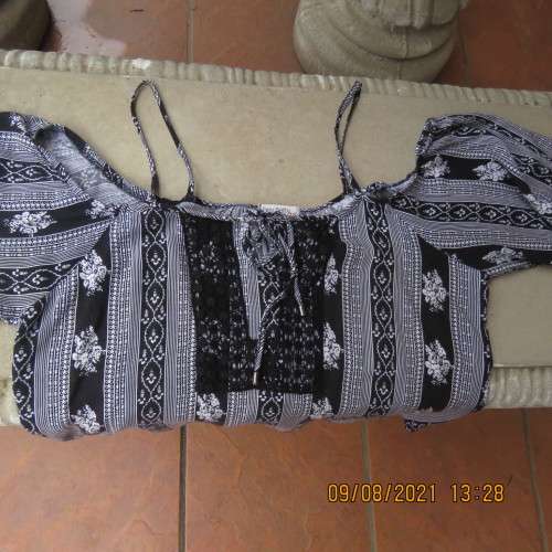 Pretty cool monochrome patterned vertical striped top with naked shoulders.By 40/16 by HEY BETTY.