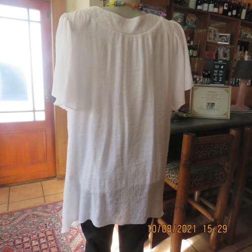 Lovely easy to wear white loose hanging lined embellished  top with bell sleeves size 46/22.As new