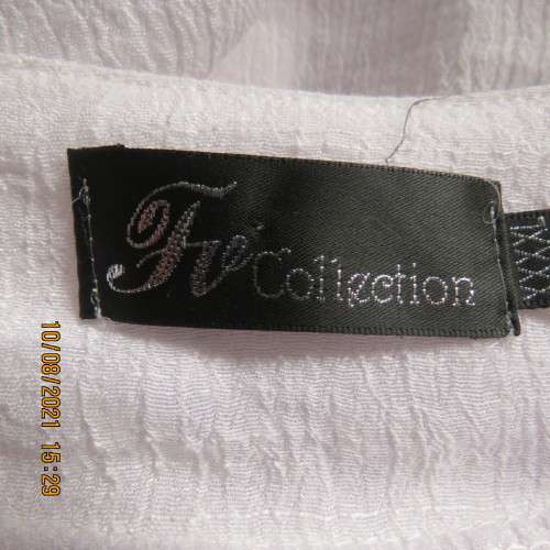 Lovely easy to wear white loose hanging lined embellished  top with bell sleeves size 46/22.As new