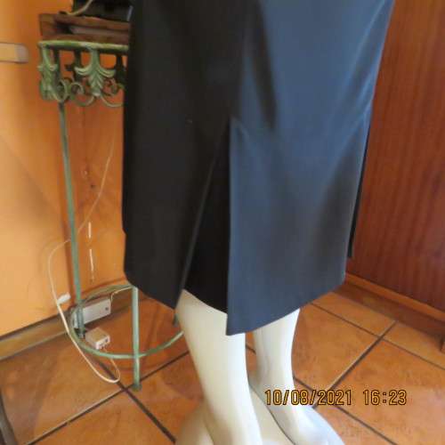High quality as new black FINNEGANS skirt in size 34/10. Bandless.In 7 panels with 2 inverted pleats