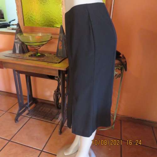 High quality as new black FINNEGANS skirt in size 34/10. Bandless.In 7 panels with 2 inverted pleats