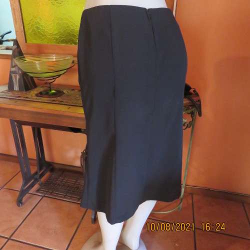 High quality as new black FINNEGANS skirt in size 34/10. Bandless.In 7 panels with 2 inverted pleats