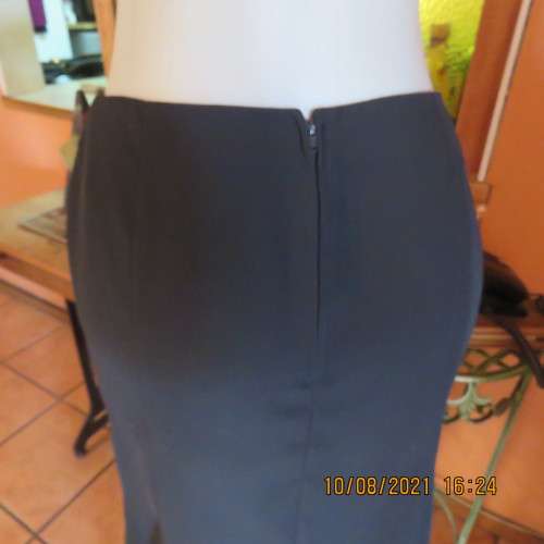 High quality as new black FINNEGANS skirt in size 34/10. Bandless.In 7 panels with 2 inverted pleats