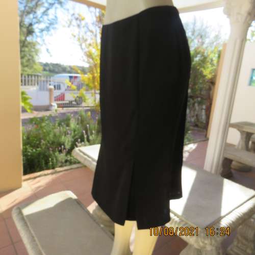 High quality as new black FINNEGANS skirt in size 34/10. Bandless.In 7 panels with 2 inverted pleats