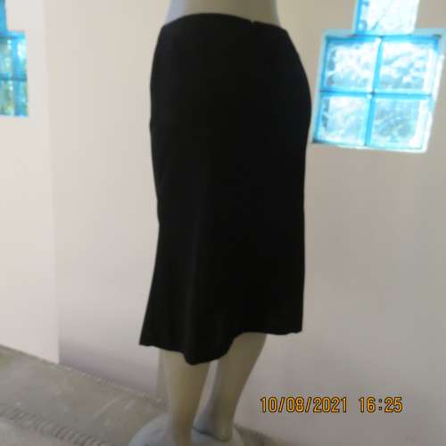 High quality as new black FINNEGANS skirt in size 34/10. Bandless.In 7 panels with 2 inverted pleats