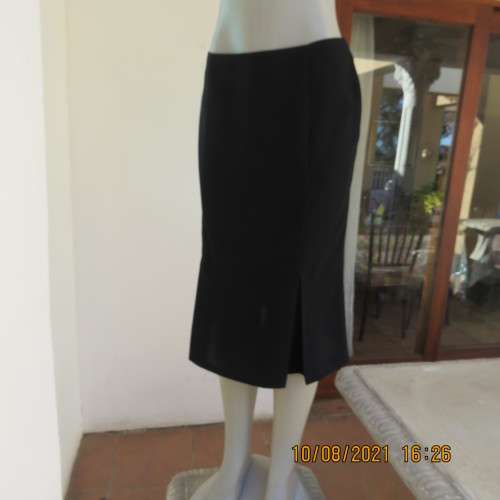 High quality as new black FINNEGANS skirt in size 34/10. Bandless.In 7 panels with 2 inverted pleats