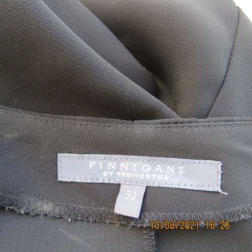 High quality as new black FINNEGANS skirt in size 34/10. Bandless.In 7 panels with 2 inverted pleats