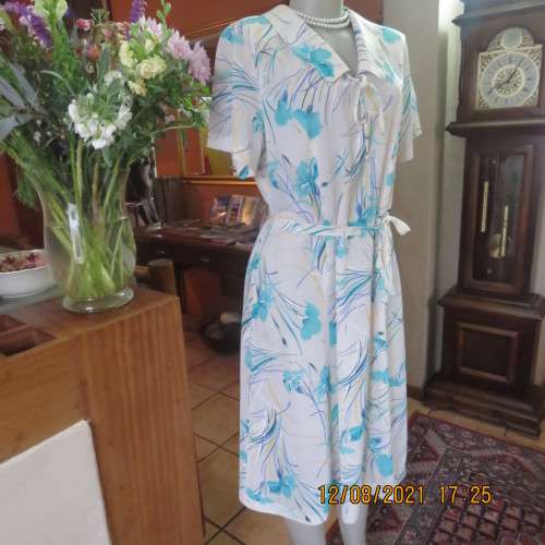 Ageless princess style short sleeve vintage dress by DELSWA size 42/18.White with turquoise flowers.