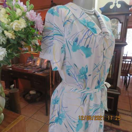Ageless princess style short sleeve vintage dress by DELSWA size 42/18.White with turquoise flowers.