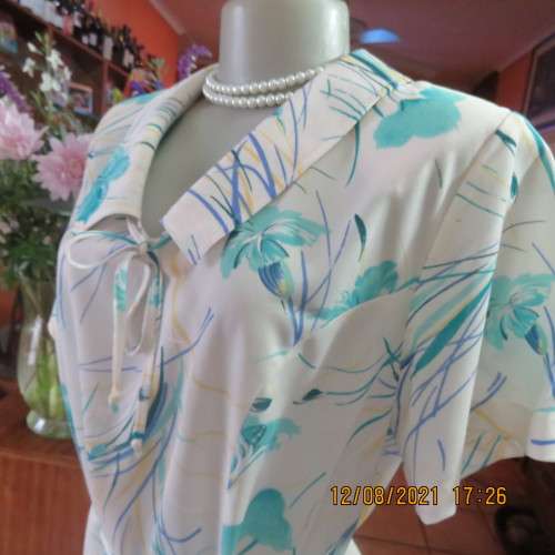 Ageless princess style short sleeve vintage dress by DELSWA size 42/18.White with turquoise flowers.