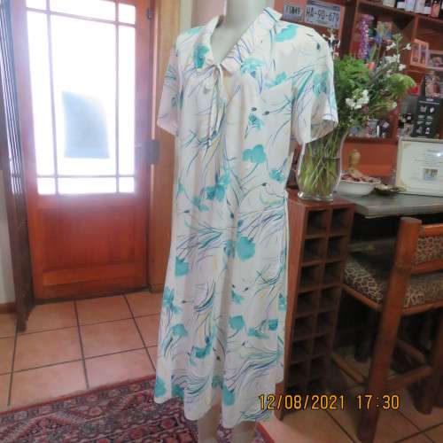 Ageless princess style short sleeve vintage dress by DELSWA size 42/18.White with turquoise flowers.