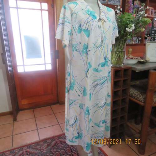 Ageless princess style short sleeve vintage dress by DELSWA size 42/18.White with turquoise flowers.
