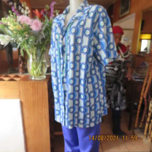 Geometric printed short sleeve top in blue shades with green accents. By DAVLEY size 46/22.As new